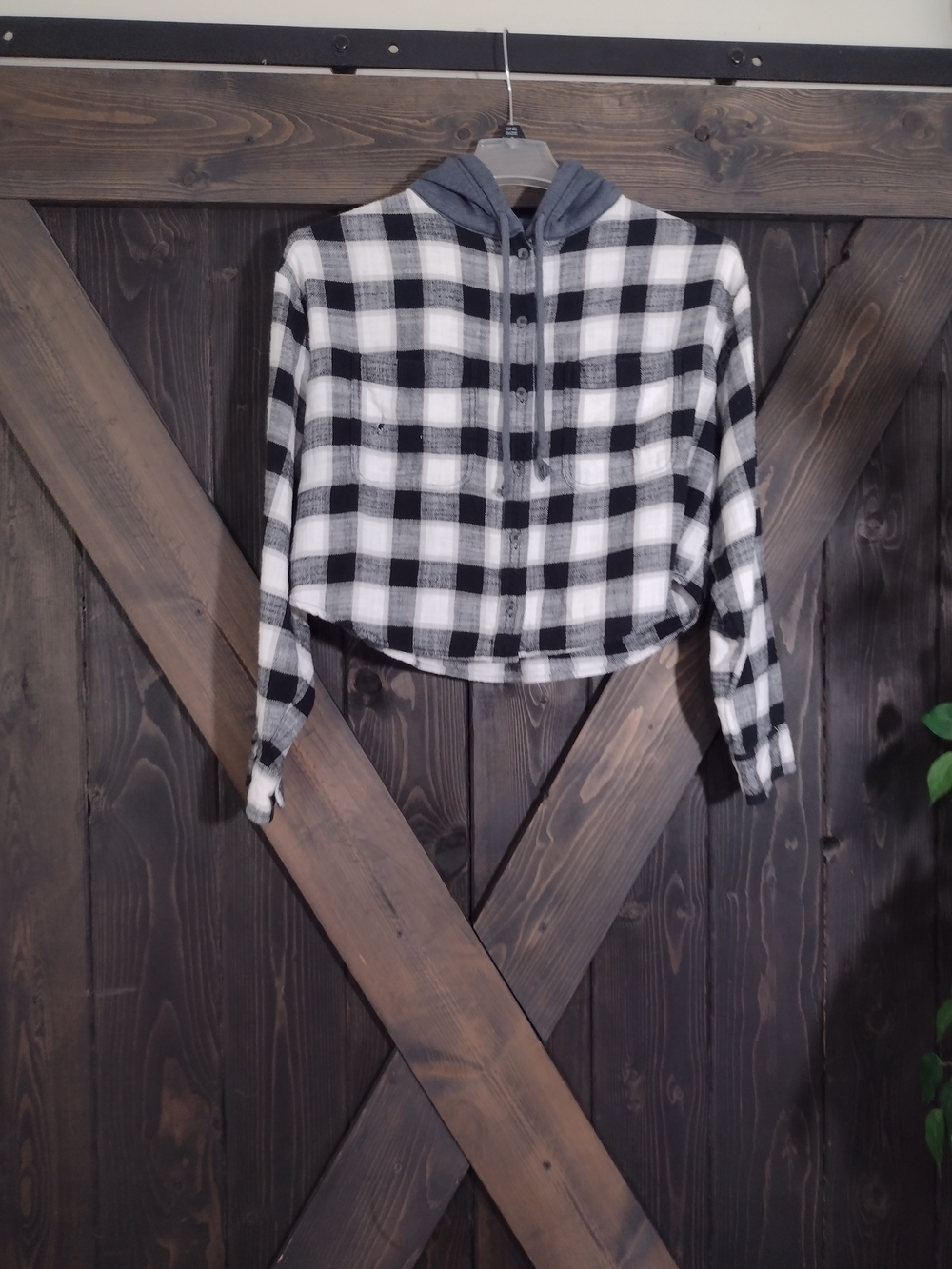 American Eagle Black And White Flannel Cropped Hoodie Size Medium